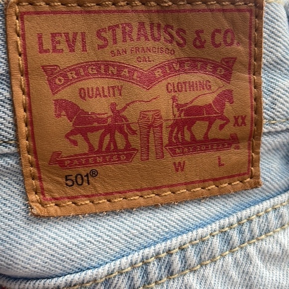 Levi’s jean shorts frayed light denim vacation summer warm weather sz 25 - Picture 4 of 11